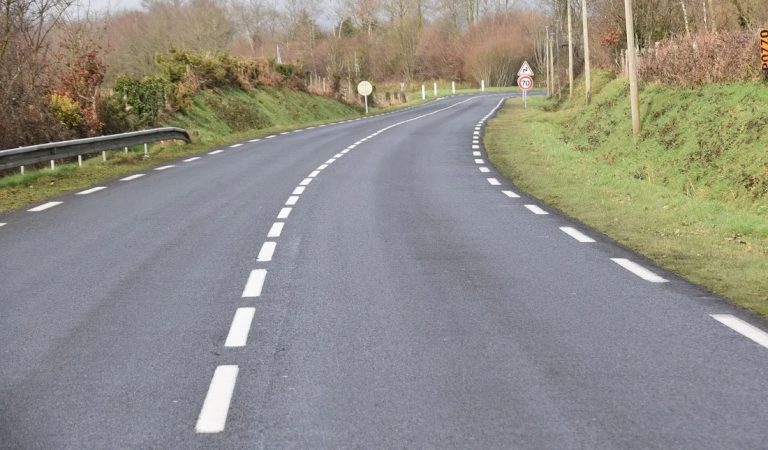 Bretagne – Embuscade en plein jour : un père et ses enfants pris sous le feu sur une route paisible