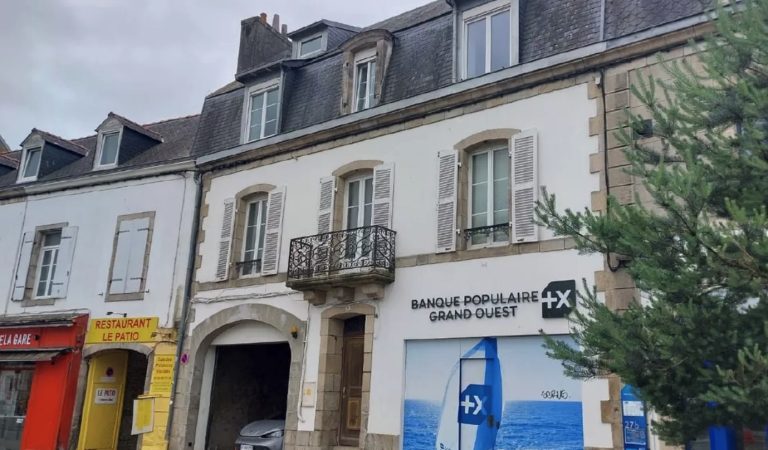 Quimper drame sanglant à huis clos : un homme retrouvé poignardé dans son salon, sa compagne principale suspecte