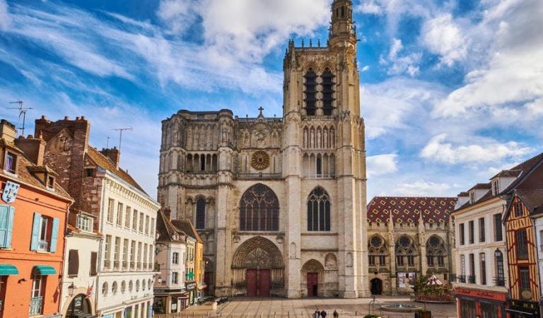 Sens : Frappe soudaine en pleine rue, quatre blessés, l’agresseur interné d’office