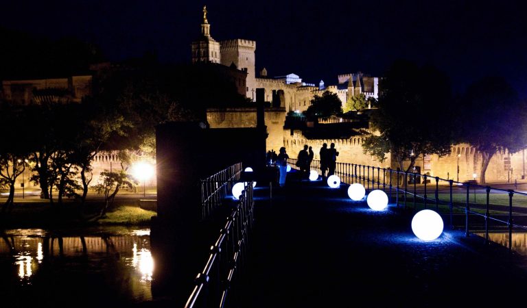 Avignon – Un trentenaire poignardé en pleine nuit au cœur de la ville