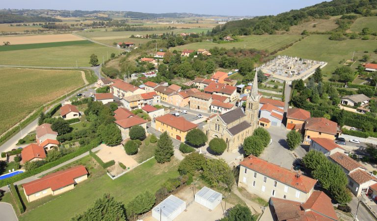 Oytier-Saint-Oblas – Un homme retrouvé mort dans une voiture à l’aube, son ami prend la fuite sans prévenir les secours