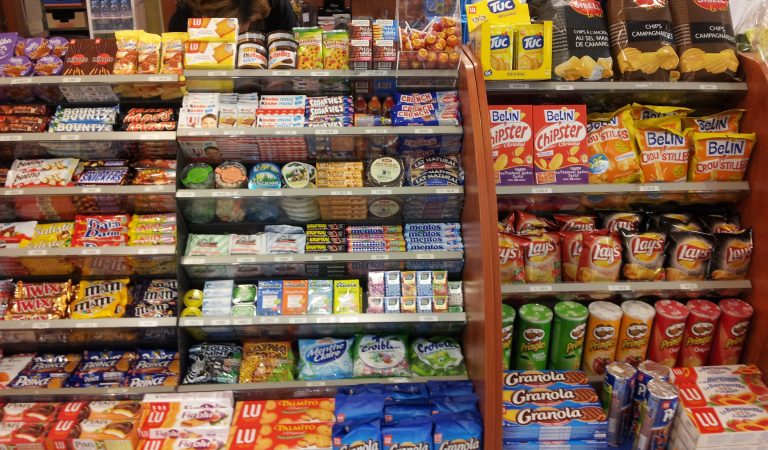 Grasse – Un braquage d’une violence inouïe secoue la ville : trois hommes armés s’emparent de la caisse d’un bureau de tabac<br>