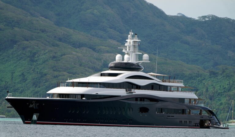 Alaska : le yacht de Mark Zuckerberg était le plus proche d’un bateau en panne, mais un autre navire est intervenu