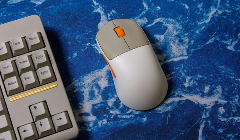 NovelKeys lance une souris beige assortie à son clavier rétro
