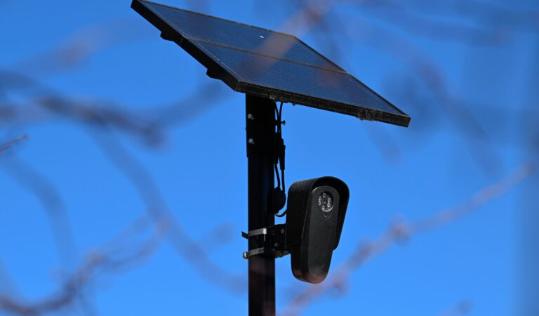 Une université américaine tente de retirer des caméras de surveillance, Flock refuse